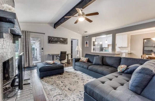 5BR Retreat in Downtown OKC w/In Unit Laundry I Bathtub I Spacious Living Space I Full Kitchen 16F1