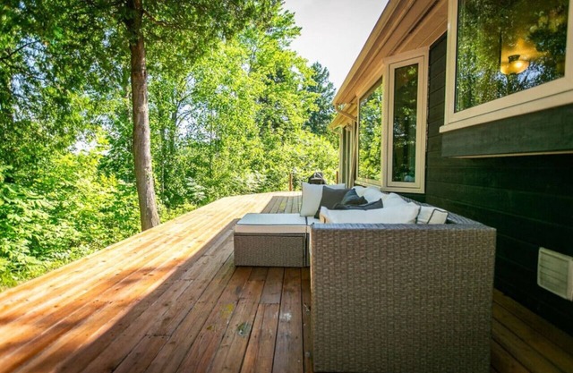 5BR Riverfront Retreat w/Firetable, BBQ, and Deck