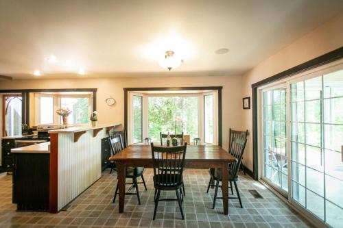 5BR Riverfront Retreat w Firetable BBQ and Deck