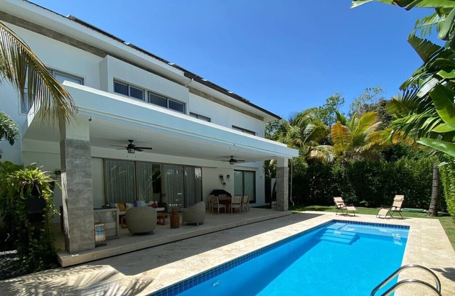5BR Villa, Maid, Private Pool, Exclusive Gated Community near the Airport!