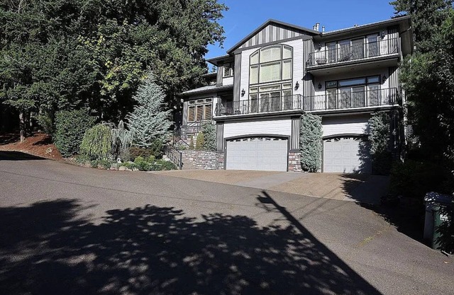 5K SF Luxury Retreat Near PDX - Chef’s Kitchen, Theater, Sauna, & Forest Views