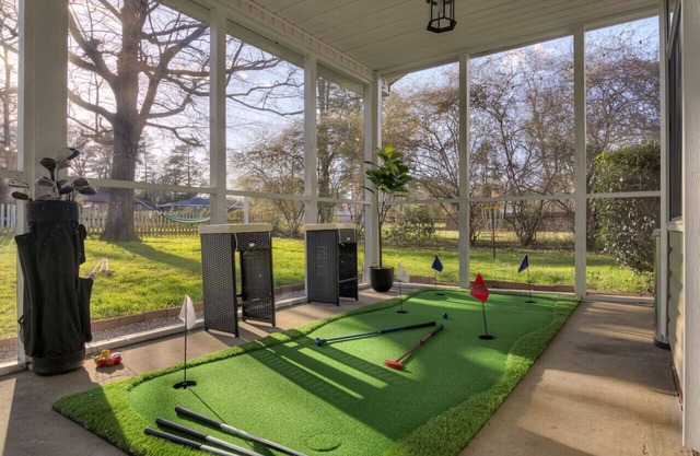 5min to AN Golf Club l Pet-Friendly l Big Backyard, BBQ & Fun Activities