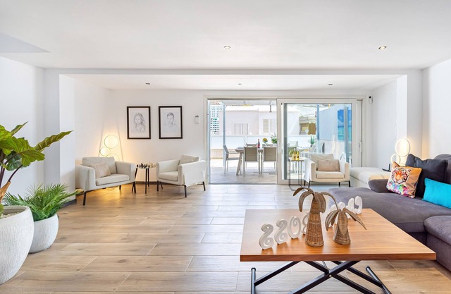 5min walk from the beach! Modern villa with pool. Completely renovated.