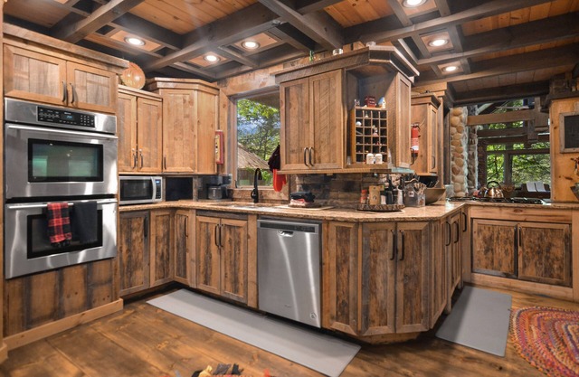 5mins to apple the houses. family-sized rustic cabin w/fireplace & hot tub.