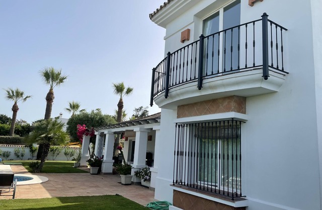 5star A/C villa, 5 min beach & marina w bars refurb. pool & garden.
