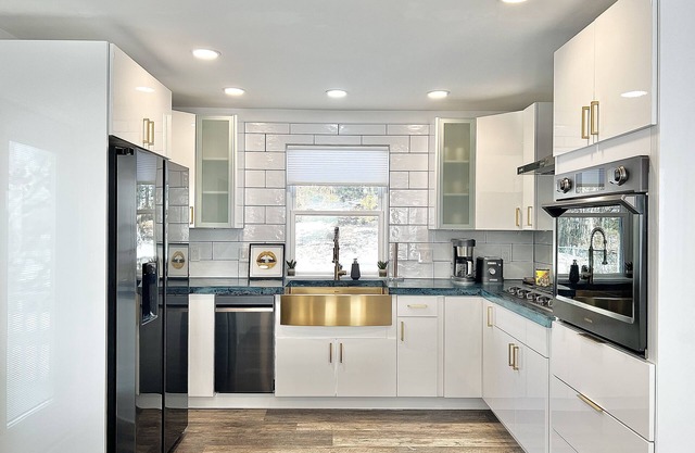 5STAR BrandNew HOME in greater BOSTON area w/parking, wifi, 5Beds2Baths