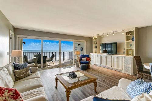 5th Floor 3 Bed 2 Bath Oceanfront condo sleeps 6 renovated Oceanfront balcony & pool