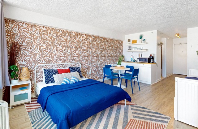 5th-floor studio near the beach, pool, outdoor shower, washer/dryer, AC