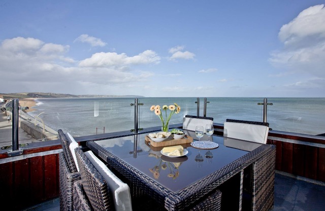 6 At The Beach - an apartment that sleeps 6 guests in 2 bedrooms