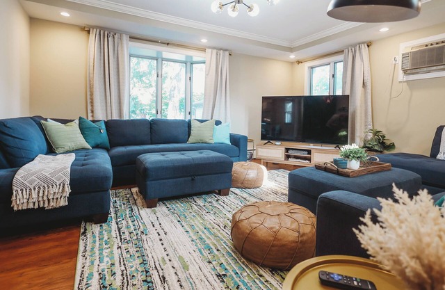 6 BDRM Monster of a House to Hang Out In - Bring your people here!