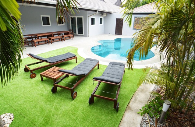 6 bed Villa private pool 300m from beach