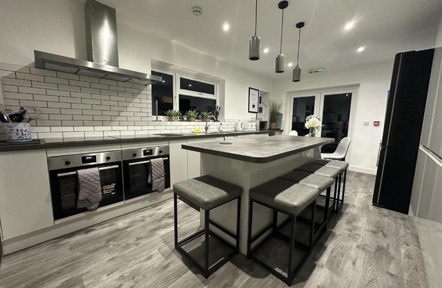 6 Bedroom 5 Shower rm House in Central Nottingham