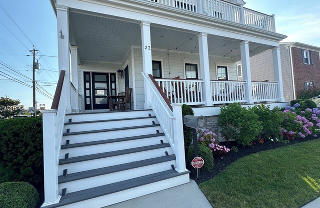 6-bedroom 6.5 bathroom Margate Gem - CLOSE to Beach