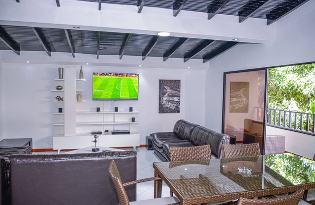 6 Bedroom 7 bath AC, Hot tub Balcony Poblado Close to Manila Police Station