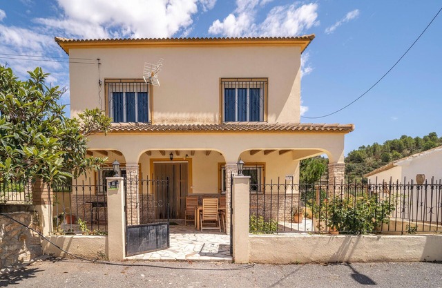 6 bedroom accommodation in El Campillo