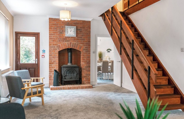 6 bedroom accommodation in Desford