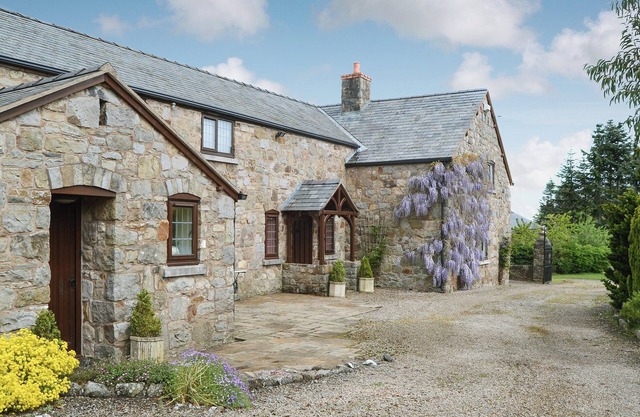 6 bedroom accommodation in Weston Rhyn, near Oswestry