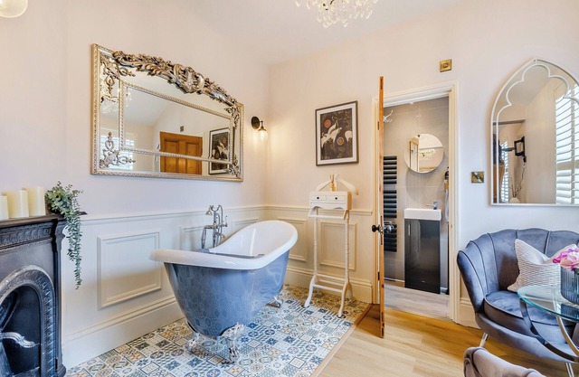 6 bedroom accommodation in York
