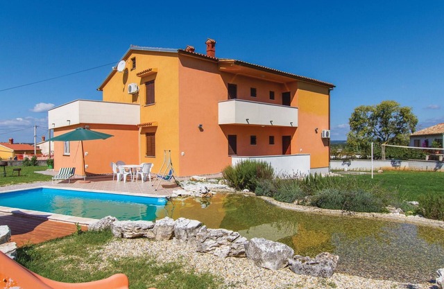 6 bedroom amazing home in Bratulici