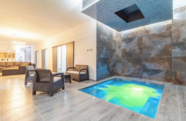 6-bedroom apartment right next to Park LLears, massive jacuzzi, Ac in all beds.