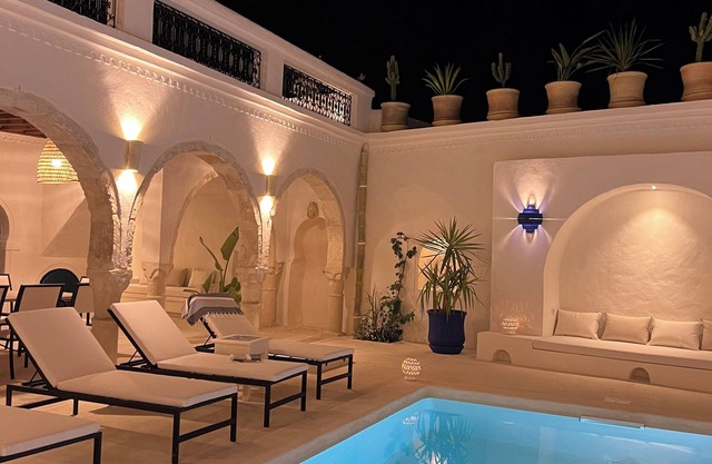 6 bedroom bed & breakfast in erriadh