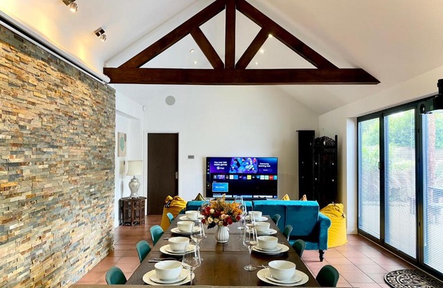 6 Bedroom Bungalow Ascot Racecourse LegoLand Windsor Castle 75" TV