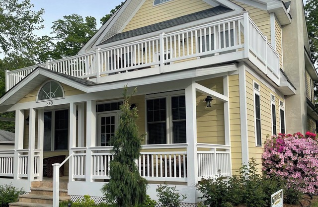 6 Bedroom House - 5 blocks to beach