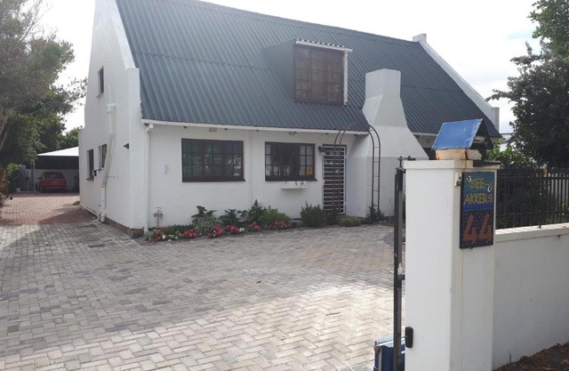 6 bedroom house and cottage