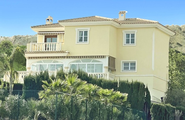 6 Bedroom Luxury Villa ,6 seater Jacuzzi & heated pool . 18 guests max