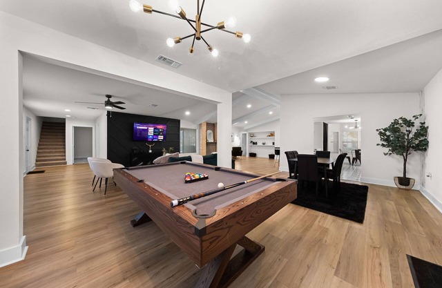 6 Bedroom Modern Home near Riverwalk, AFB, and Airport with Parking