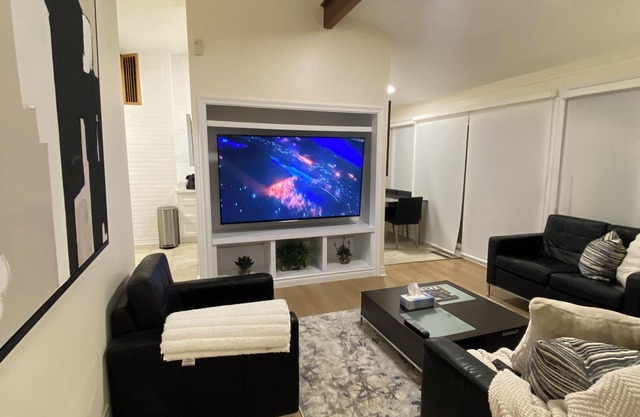 6 Bedroom Ranch Bungalow in Port Credit.