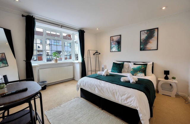 6 bedroom Town House in Slough Central