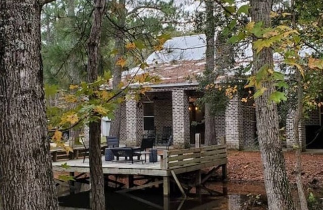 6-Bedroom Woodlands Retreat with Indoor Fireplace