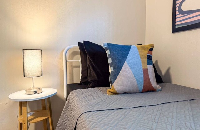 6 Beds + Sofa Bed (Sleeps 8) Spacious Crew Housing
