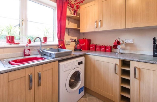 6 berth/2 bed property in village location, enclosed garden. Fibre Broadband