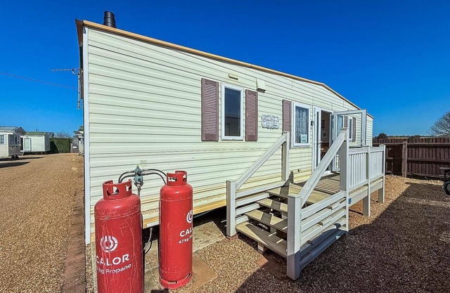 6 berth caravan by the beach in Hunstanton in Norfolk, pets welcome ref 13009L