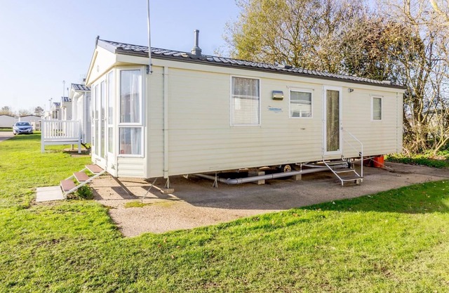 6 berth caravan for hire at Broadland Sands Holiday Park in Suffolk ref 20329BS