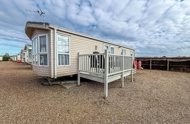 6 berth caravan nearby Hunstanton beach front in Norfolk ref 13019L