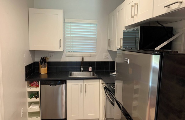 6 blocks from health science center, central heat and air, WIFI, washer in unit