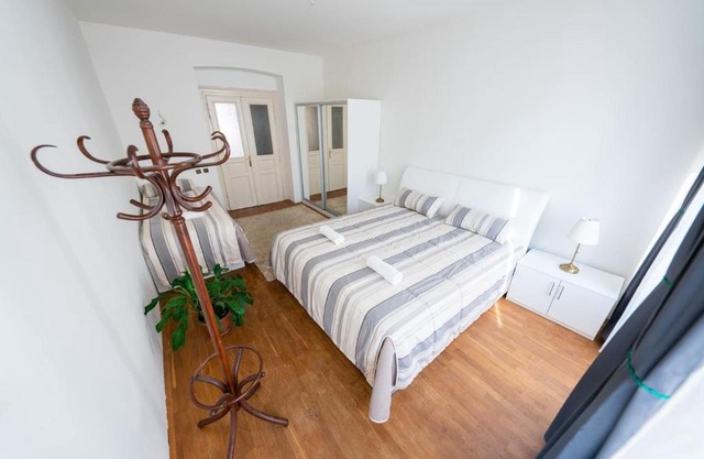 6 Bob's Apartments - 3 bedrooms, King size beds