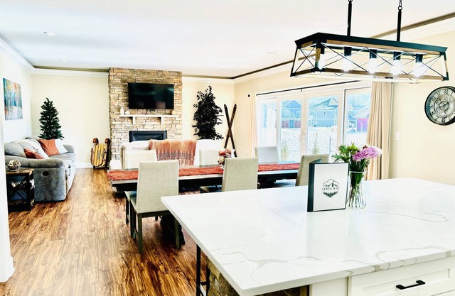 6 BR+ 10min walk to town, new build with game room and patio with fire table