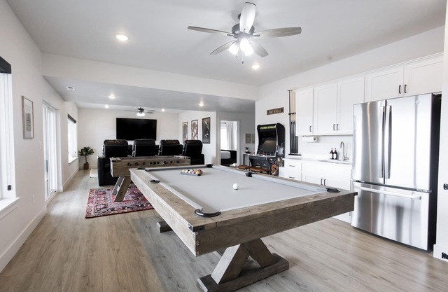 6 BR: 5 King Suites + BUNK ROOM! Indoor Community Pool, Game Room, Hot Tub +