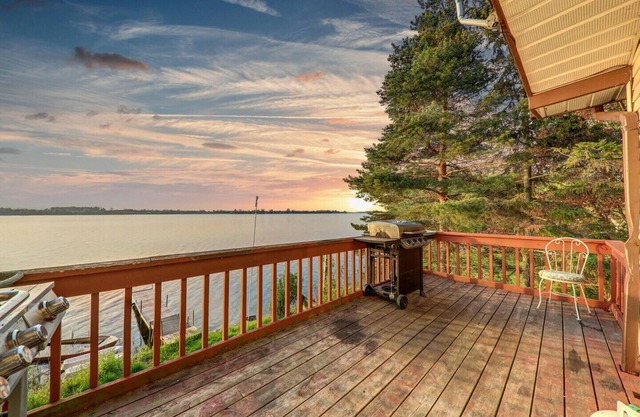 6 BR Lakefront Cottage , 20 Slps , 1 Hr From Toronto , Hot tub