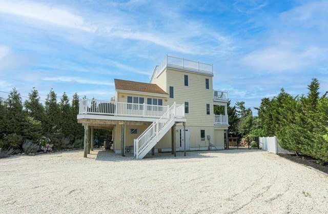 6 BR, Pool, Hot Tub and 5 min to Ocean