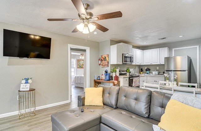 6 Mi to Busch Gardens Family and Pet Friendly Home