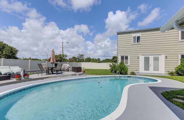 6 Mi to Riviera Beach: WPB Retreat w/Pool Access!