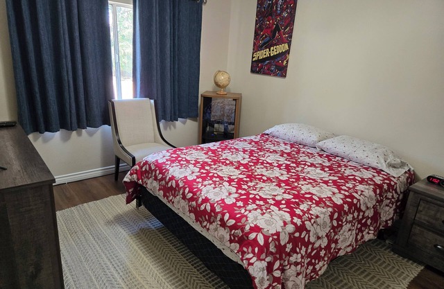 6 Miles to Disneyland/5 Bedrooms and 3 Bathrooms/Beautiful backyard with pond