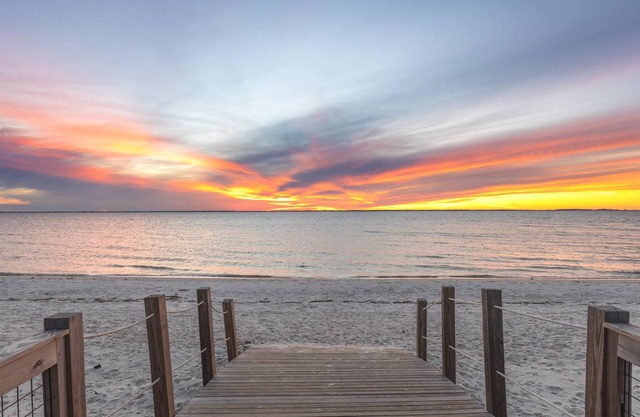 6 Min Walk to Beach – Pool ,Golf Cart, bikes & BBQ