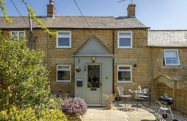 6 Mount Pleasant sits within a pretty terraced row of Cotswold cottages