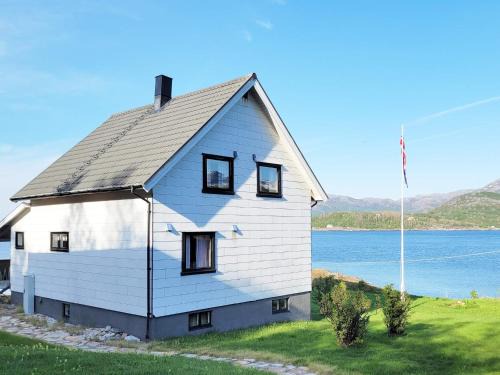 6 person holiday home in Sandhornøy